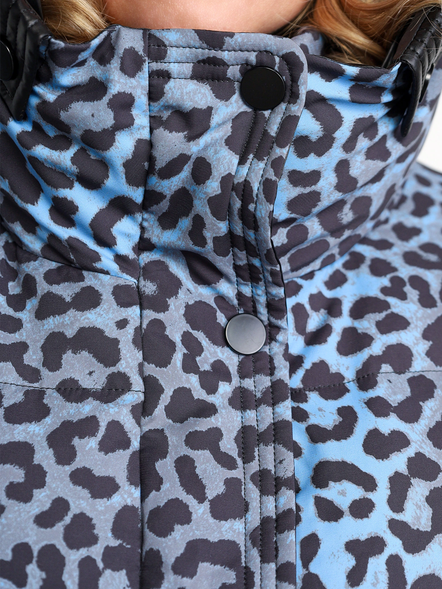 Пуховик цвета мульти с капюшоном